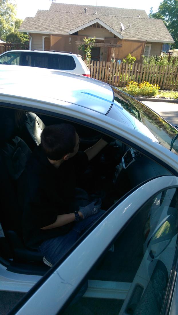 An employee at CGS Auto Glass